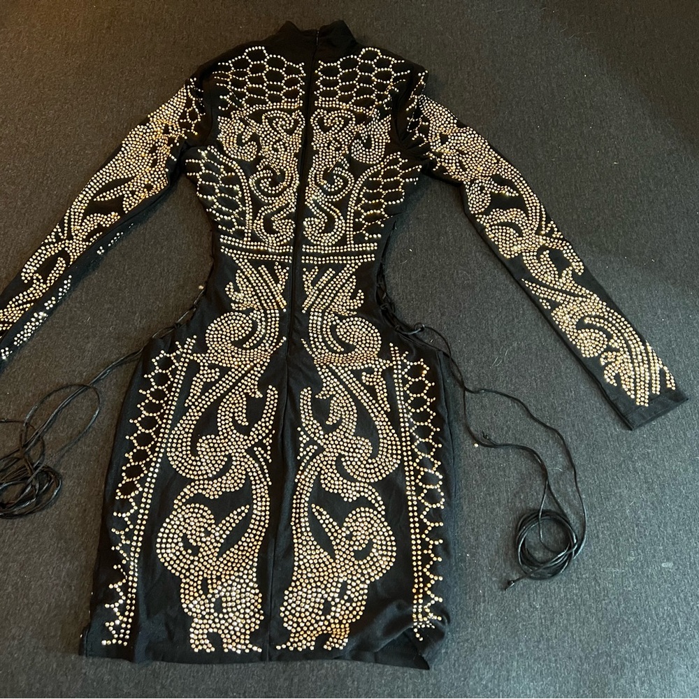 Small dress using only  one time for pictures fasion nova 20 $